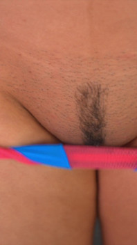 Lizzy Lust - micro bikini en primer plano