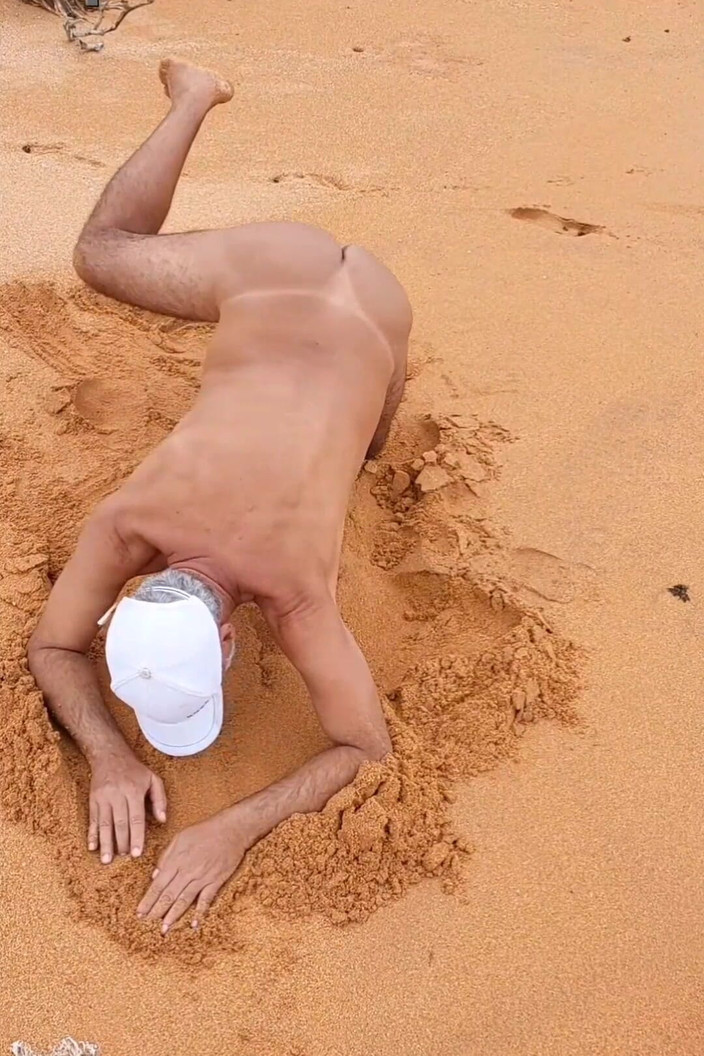 Ladysilvas: Ladysilva nuda in spiaggia mostra il suo culo abbronzato con...