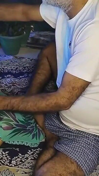 Sexy bebê chupando preliminares seu padrasto, mamilo quente, pequena buceta lambida