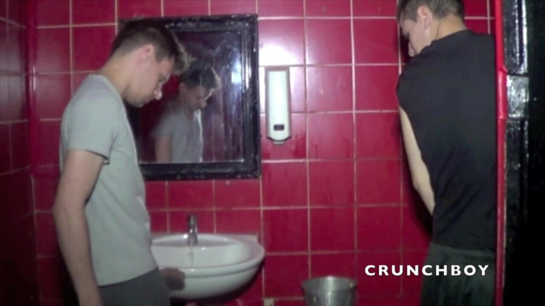 Sex humiliation with french lads: Dua twinks seksi berkongkek dalam tandas