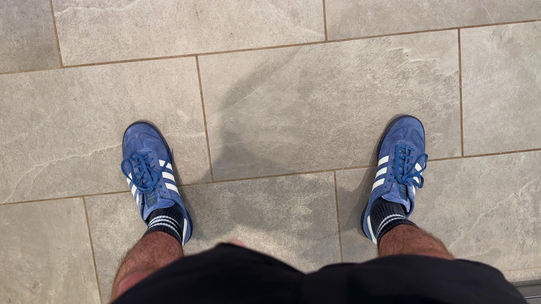 NakedFoxx: Teman saya menonton saya melancap dan pancutan mani di pasar...