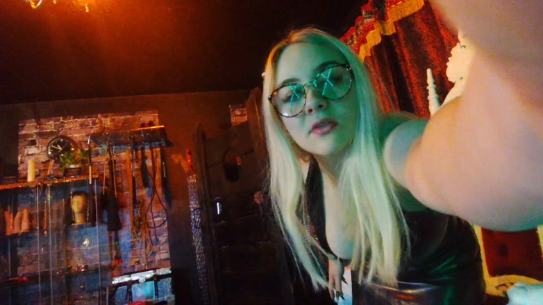 Queen_of_BDSM: ¡La señora de nylon le da una paja con el...