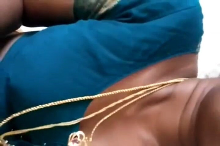 Pig pussy: タミルのおばさんがすべてを見せる