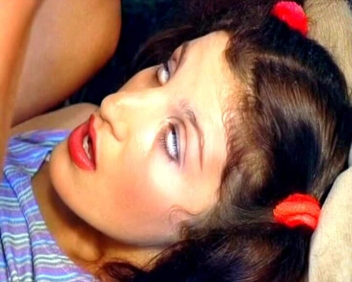 Deutscher hardcore: Tengere Duitse studente babe berijdt lul in de slaapkamer