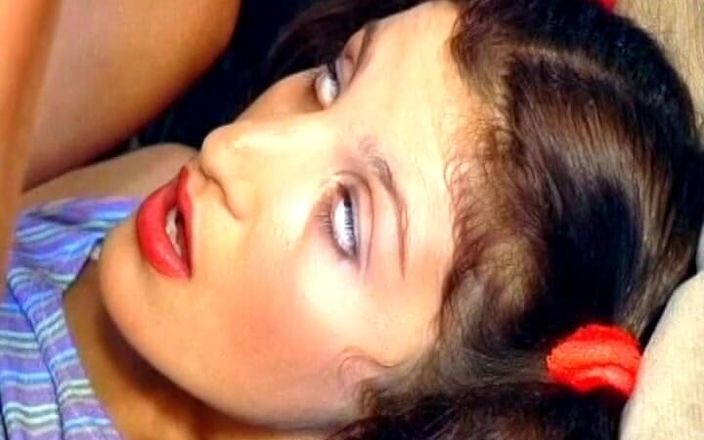 Deutscher hardcore: 小柄なドイツ人女子大生ベイブが寝室でペニスに乗る