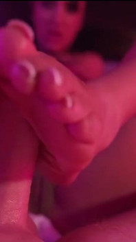 La miLF tatuata fa un footjob scivoloso ad un cazzo palpitante