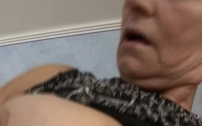Porno kino: Úžasně vypadající dáma z Německa má zničený chlupatý muff