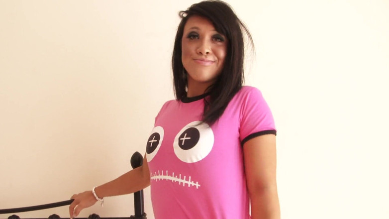 Solo Sensations: Tato levná britská děvka ukazuje svou kundičku před kamerou