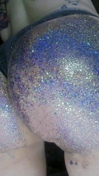 Ragazza alternativa massaggia un e viene sculacciata da glitters