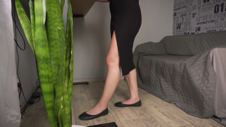 Teasecombo 4K: Sexiga ben retas i kjolen över knäet