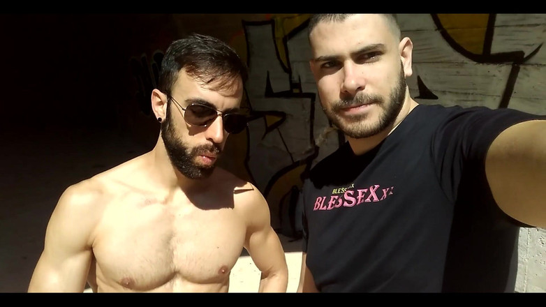 Zeus Ray: Wat zou u doen met deze twee macho's voor u?