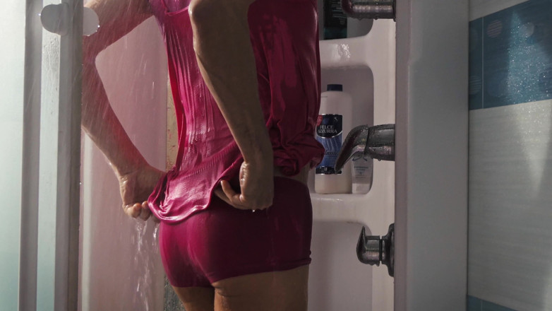 Sorona: Sissy taquine sous la douche