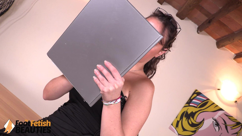 Foot Fetish HD: Sexy sekretářka Ilaria se chlubí svými hedvábnými hladkými chodidly