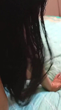 Cuckold membenarkan kawan baiknya mengongkek isterinya dengan keras - dia menjerit seperti pelacur curang