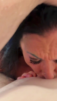 La miLF kandy offre un pompino deepthroat