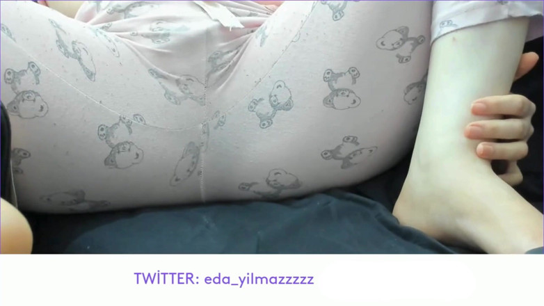 bigass_sexy_bigboobs: Pijama se masturbează - Frecare de pizdă cu pizdă