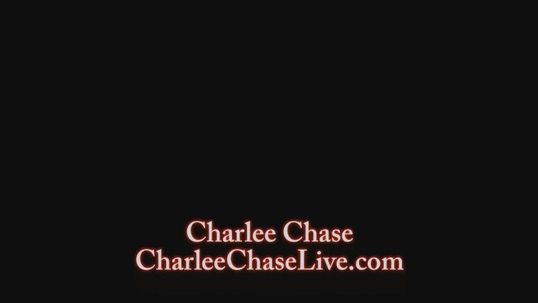 Charlee Chase: Charlee Chase caresse ta bite comme ça