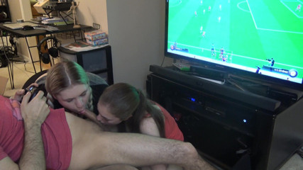 LustfulGeeks: Fifa oynarken çifte oral seks