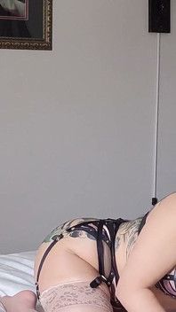 Une latina tatouée coquine se fait baiser par la grosse bite noire de Rome Major