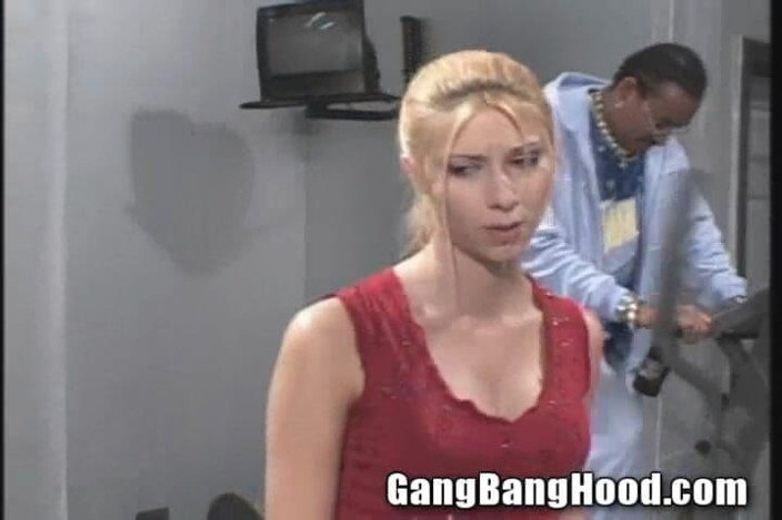 Gang Bang Hood: Anální Tělocvična Ho Bílá děvka velký černý péro anální vlak gangbang...