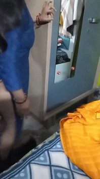 Bhabhi rất xinh đẹp trong saree màu vàng