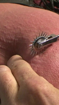 BDSM allemand - un esclave hardcore se fait fouetter