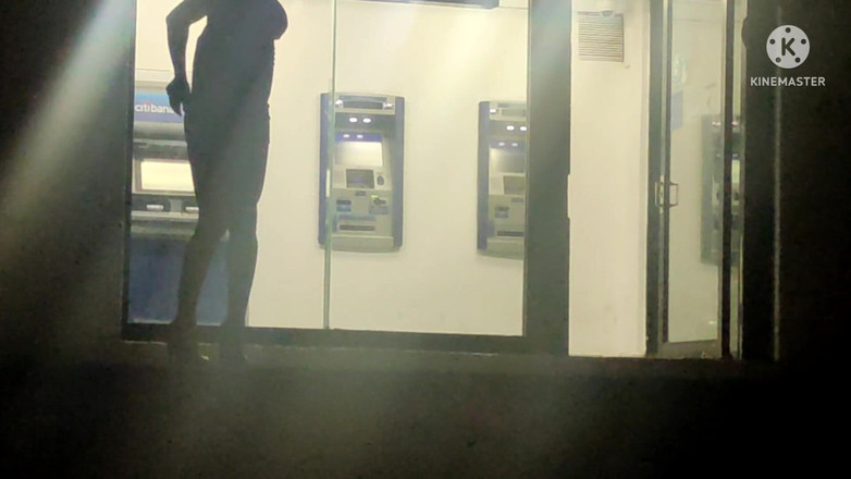 Traviezisha: Sissy in sletterige jurk masturbeert 's nachts haar kont in een...