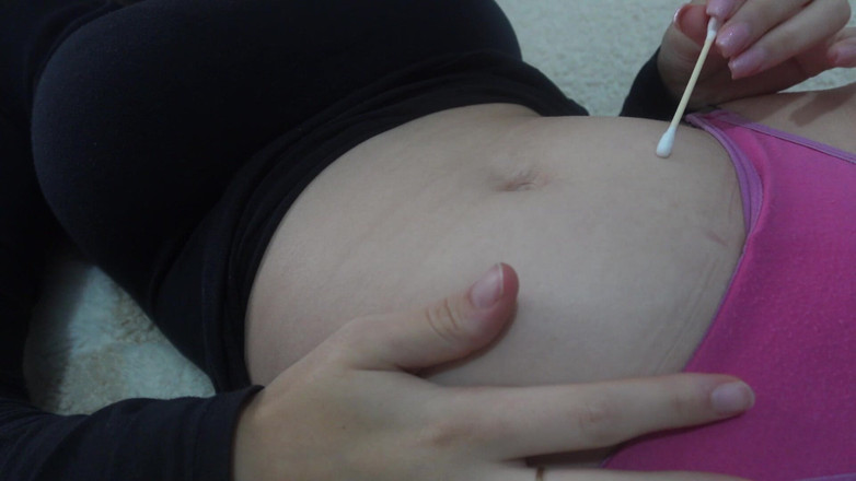 AmayaMori: Sorellastra Latina Pulisce L'ombelico Con Un Batandolo Di Cotone E...