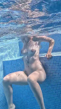 Taquinage dans une piscine nue et masturbation pendant qu’il regarde