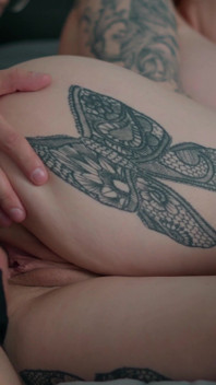 Nevlastní máma si honí nevlastního syna do porna ve sdílené posteli - tabuizované creampie překvapení!