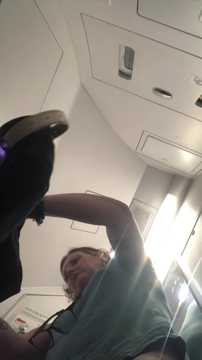 MistressWriggler: Kencing besar pada kapalterbang selepas menahannya selama empat jam!