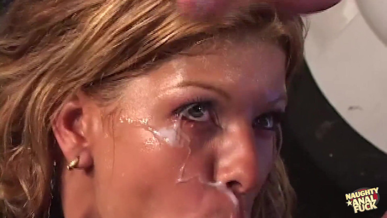 Naughty anal fuck: Nachytání spodního prádla, blonďatá kuřba v koupelně končí hardcore anální...
