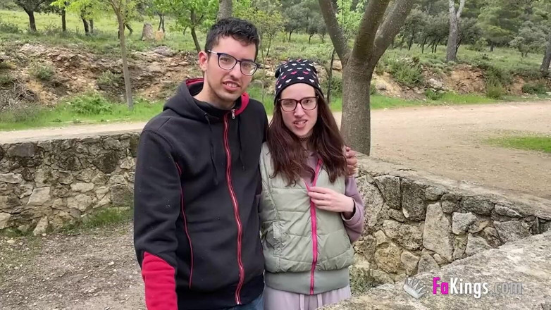 FAKings: Cuplul de la țară caută un futai la țară. Experiența în aer liber...