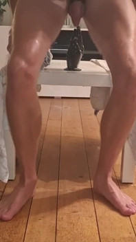 Heißer schwuler twink liebt eine riesige faust in seinem arsch und reitet sie
