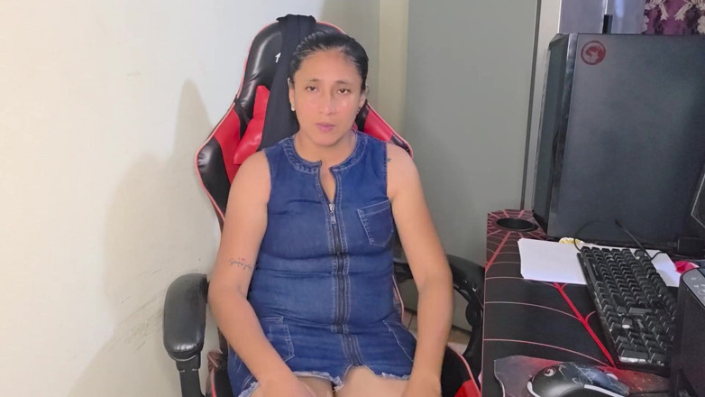 Lady: 게이밍 체어에서 자위하는 쪼이는 보지의 아름다운 계모