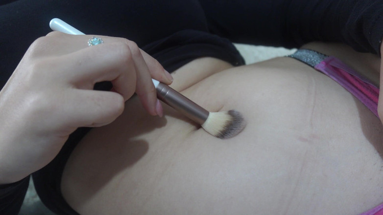 AmayaMori: लैटिना सौतेली बहन सूती झाड़ू के साथ पेट के बटन की सफाई करती है और फिर उसकी सफाई करने के बाद वह अपने पेट के साथ खेलना शुरू करती है