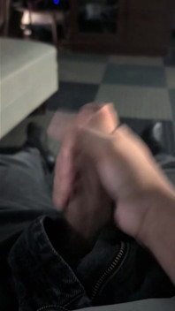 Ik moest naar een andere kamer sluipen om af te trekken!