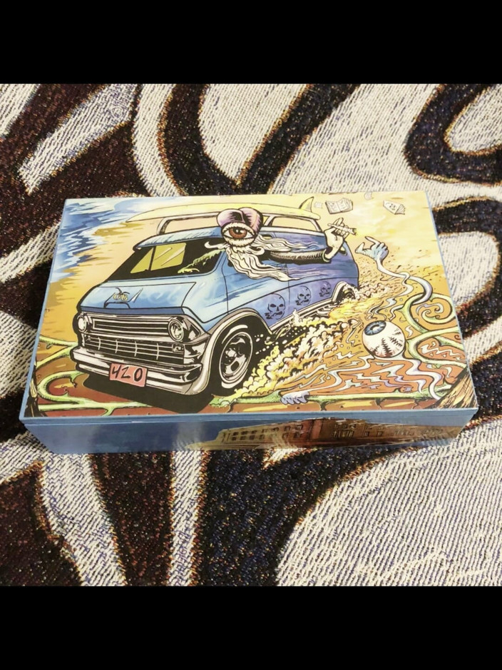 Suzy Wylde: Suzy Wylde é uma criadora que cria arte e itens utilizáveis