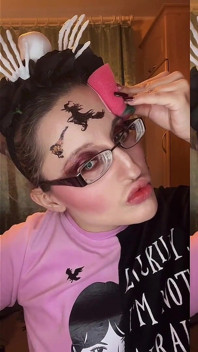 Sissy, je vais te faire lécher mes lunettes et mes lèvres pendant que je dépense ton argent