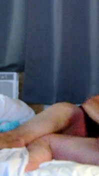 Abre las piernas y hazla chorrear como la chica mala que es