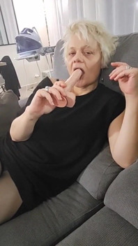 Aku lagi asik muasin memekku pakai vibrator dan dildo favoritku sampai orgasme