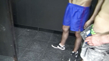 Gaybareback: Sürtük 2 xxl yarağı delikten emiyor ve sikiliyor