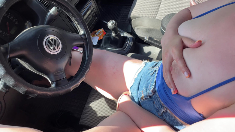 HotPrincessUA: Ella no puede arrancar el auto pero sus coños en...