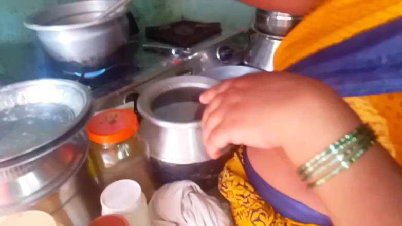 Priyanka314: देसी भाभी खाना बना रही है घर का बना सेक्स