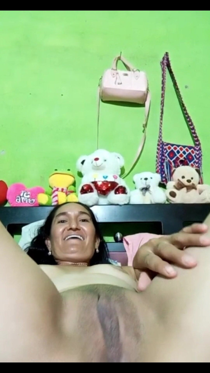 Anny Scorcia: Follo avec une carotte entre mon anus, partie 2