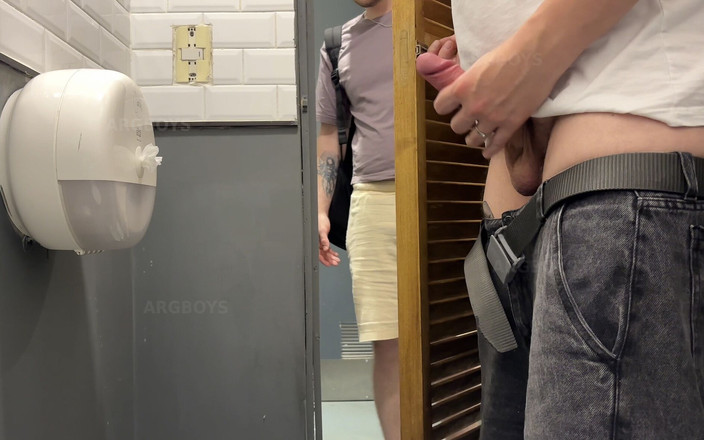 Arg Boys: 바쁜 레스토랑에서 오르가즘을 위해 화장실에 몰래 들어가 거의 잡혔습니다.