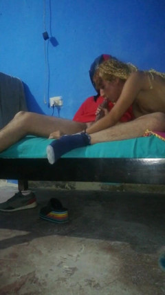Femboy from Colombia: 在我的房间里来了这个新的送货员