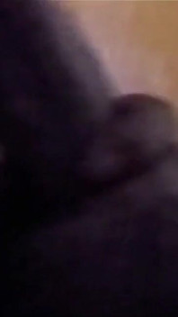 Chica asiática chupando secretamente la polla de su medio hermanastro mientras todos estaban cerca e incluso se tragó el semen