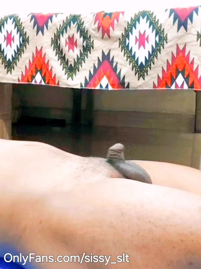 Sissy Bisexual: Nejmenší péro Vůbec Sissy ukazuje svůj talent na webové kameře