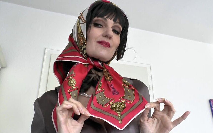 Lady Victoria Valente: Show thời trang khăn lụa xinh đẹp trong áo blouse lụa